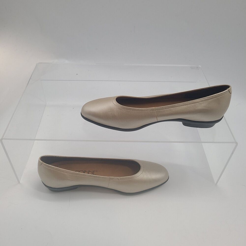 Cobbie Cuddlers Womens Ballet Flats Shoes Gold  Metallic Leather Cushioned 7W - Picture 3 of 9
